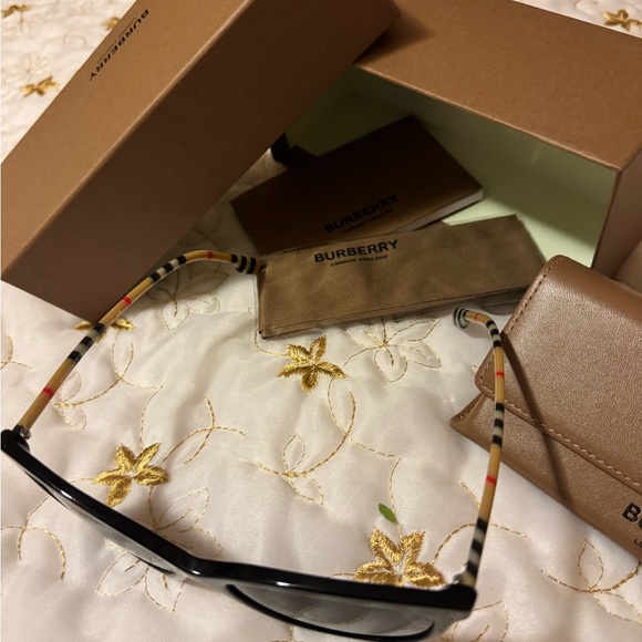 New with tag Burberry Cat eye Sunglasses! - Picture 4 of 5